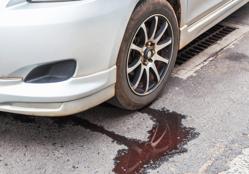 Diesel eller bensinfläckar under bilen