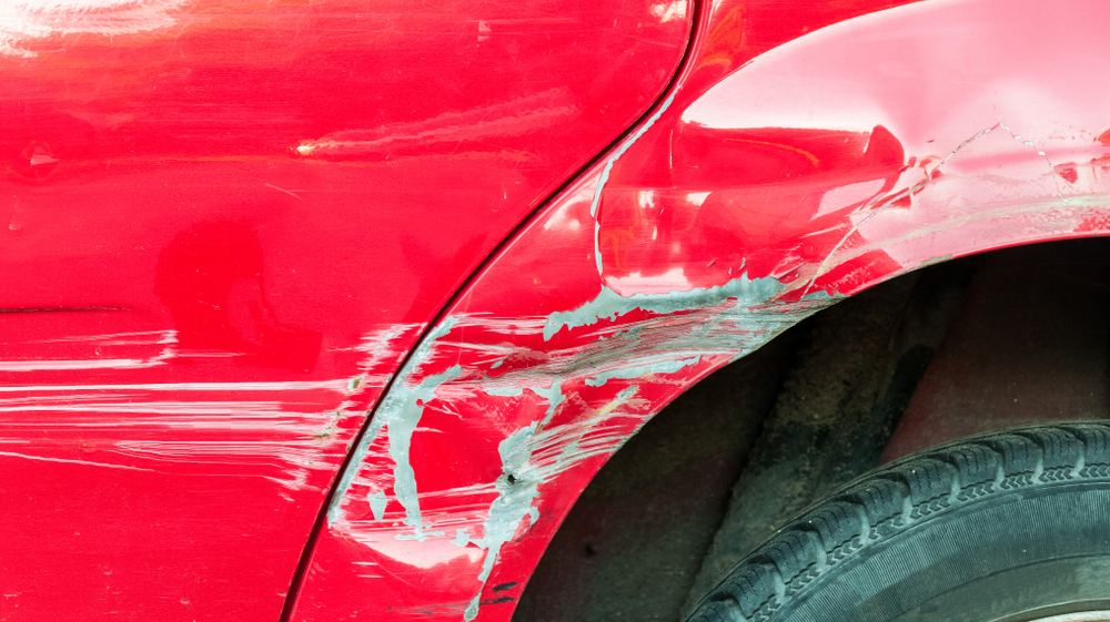 Punktreparation av repor och bucklor på bilen