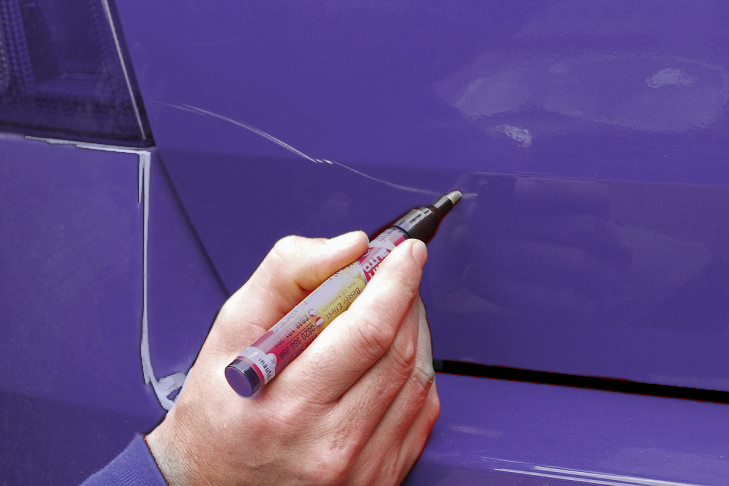 Ta bort repor på bilen med touch-up-pennan